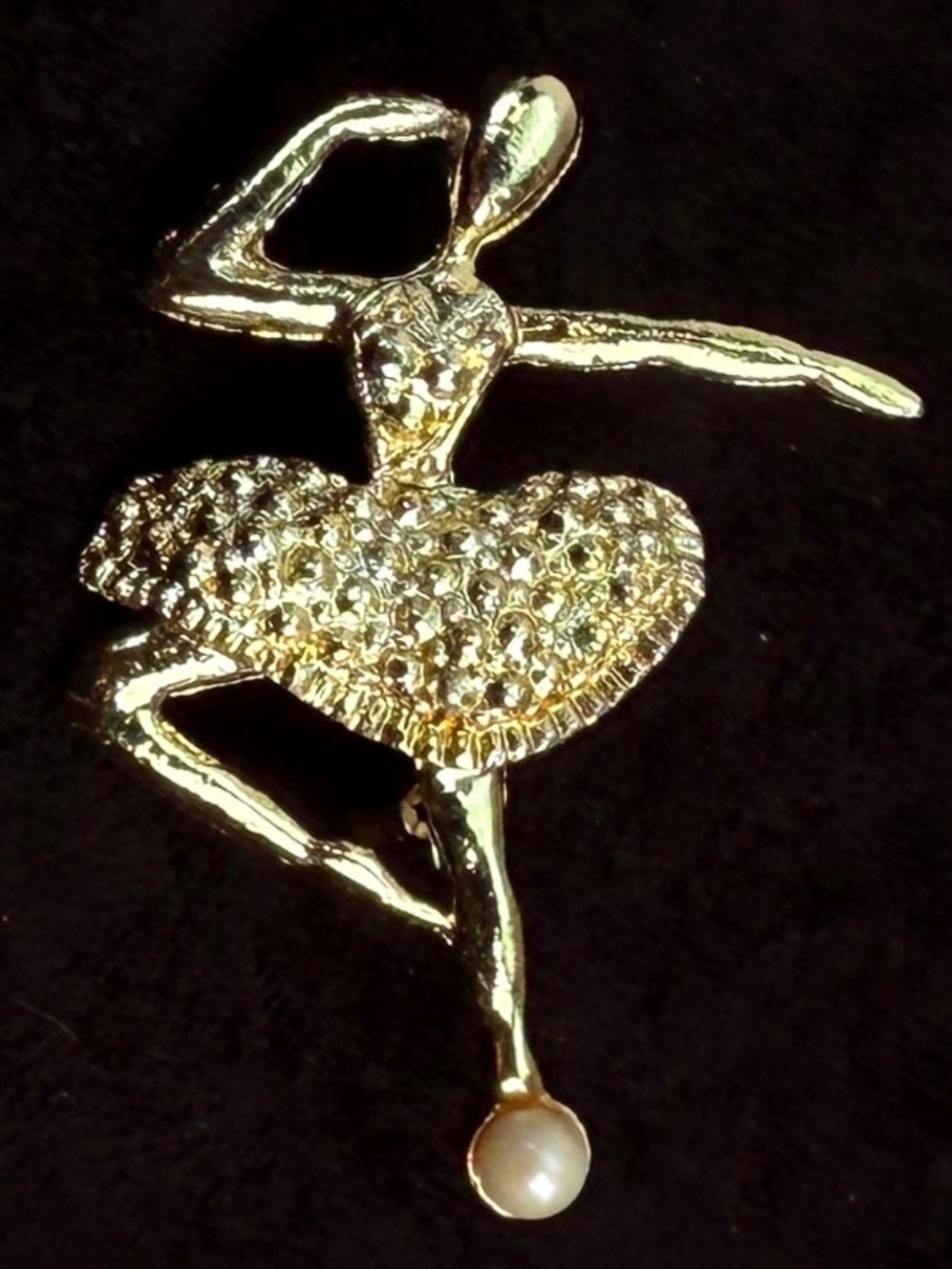 Pretty vintage, goldtone, ballerina, faux pearl, costume, brooch pin